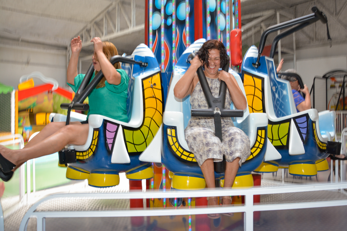 curtição no brinquedo elevador no Buffet Fábrica da Alegria Osasco São Paulo, aniversário de Rafael 8 anos tema da festa mini craft