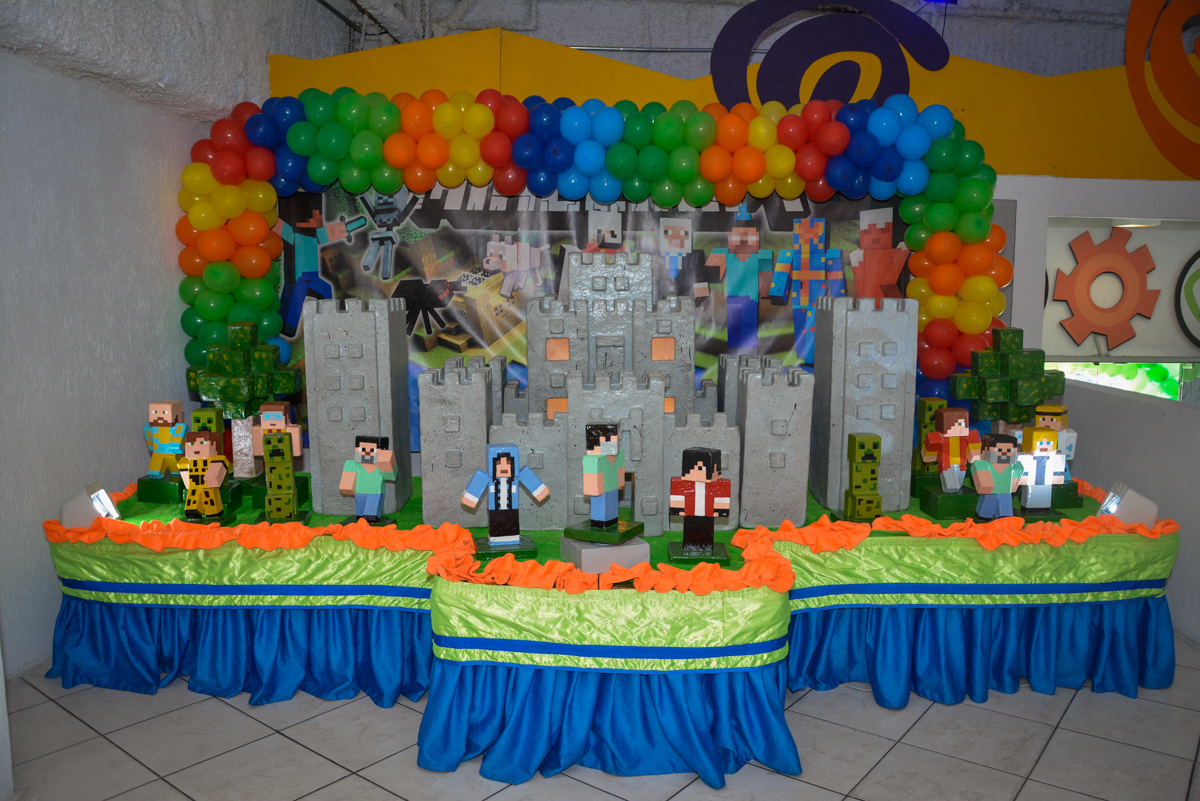 mesa decorada no Buffet Fábrica da Alegria Osasco São Paulo, aniversário de Rafael 8 anos tema da festa mini craft