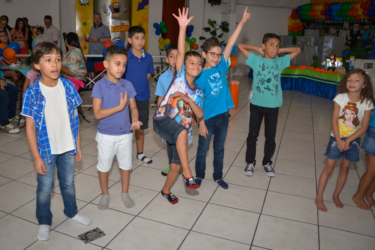 inicio da balada no Buffet Fábrica da Alegria Osasco São Paulo, aniversário de Rafael 8 anos tema da festa mini craft