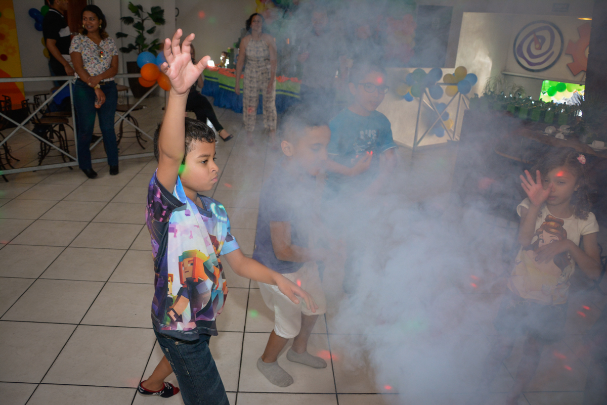 balada animada no Buffet Fábrica da Alegria Osasco São Paulo, aniversário de Rafael 8 anos tema da festa mini craft