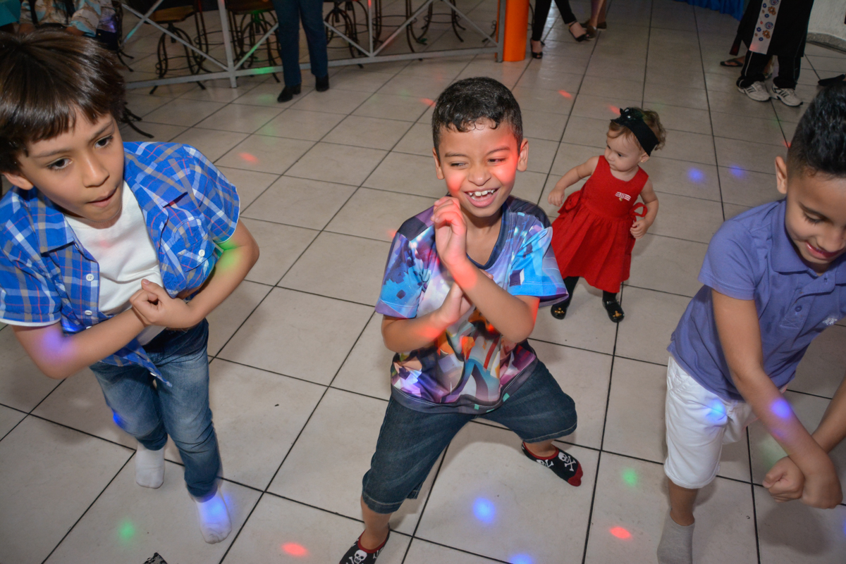 curtindo a balada no Buffet Fábrica da Alegria Osasco São Paulo, aniversário de Rafael 8 anos tema da festa mini craft