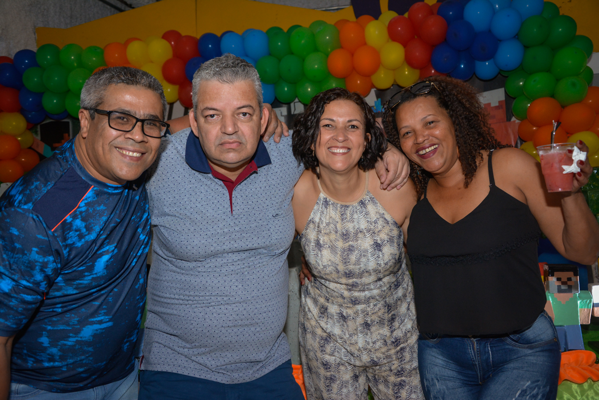 fotografia com os amigos no Buffet Fábrica da Alegria Osasco São Paulo, aniversário de Rafael 8 anos tema da festa mini craft