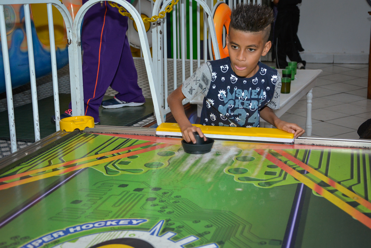 jogo de futebol de mesa no Buffet Fábrica da Alegria Osasco São Paulo, aniversário de Rafael 8 anos tema da festa mini craft