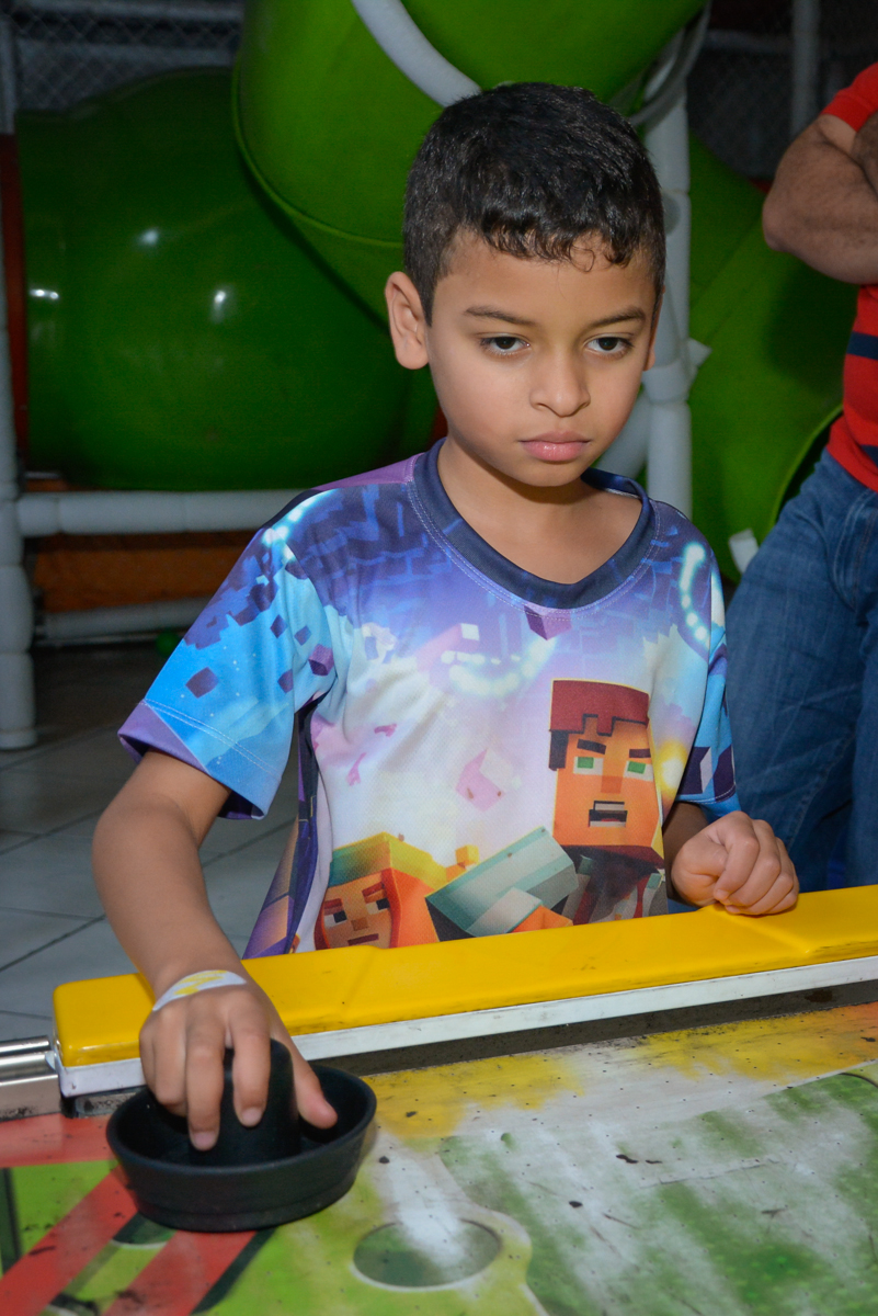 comemorando gol no Buffet Fábrica da Alegria Osasco São Paulo, aniversário de Rafael 8 anos tema da festa mini craft