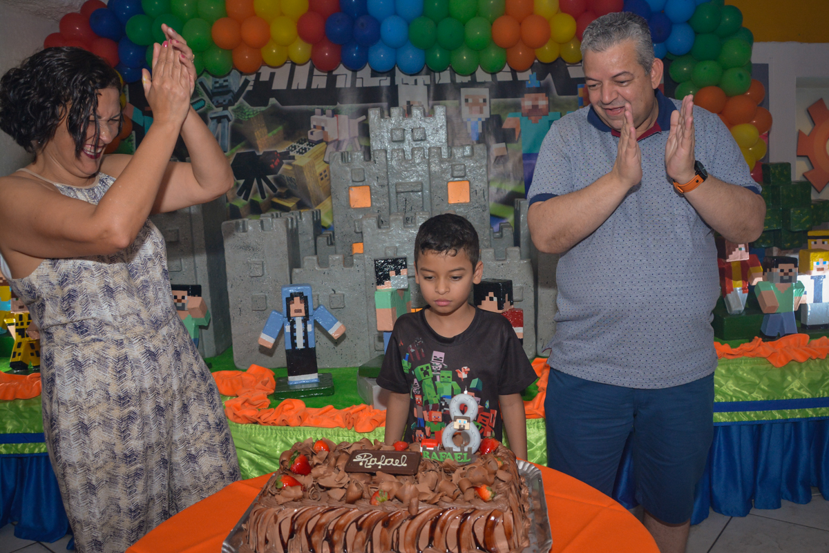 cantando parabéns no Buffet Fábrica da Alegria Osasco São Paulo, aniversário de Rafael 8 anos tema da festa mini craft