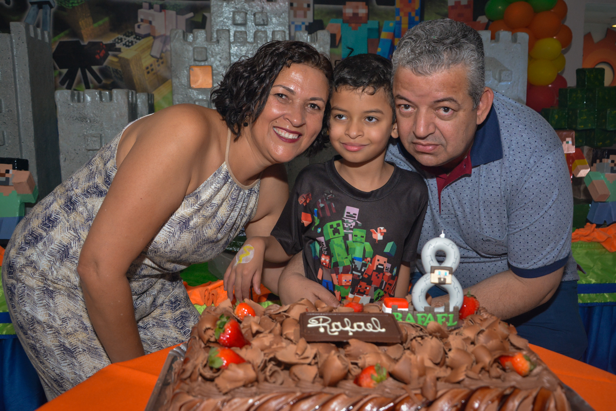 fotografia na hora do parabéns no Buffet Fábrica da Alegria Osasco São Paulo, aniversário de Rafael 8 anos tema da festa mini craft