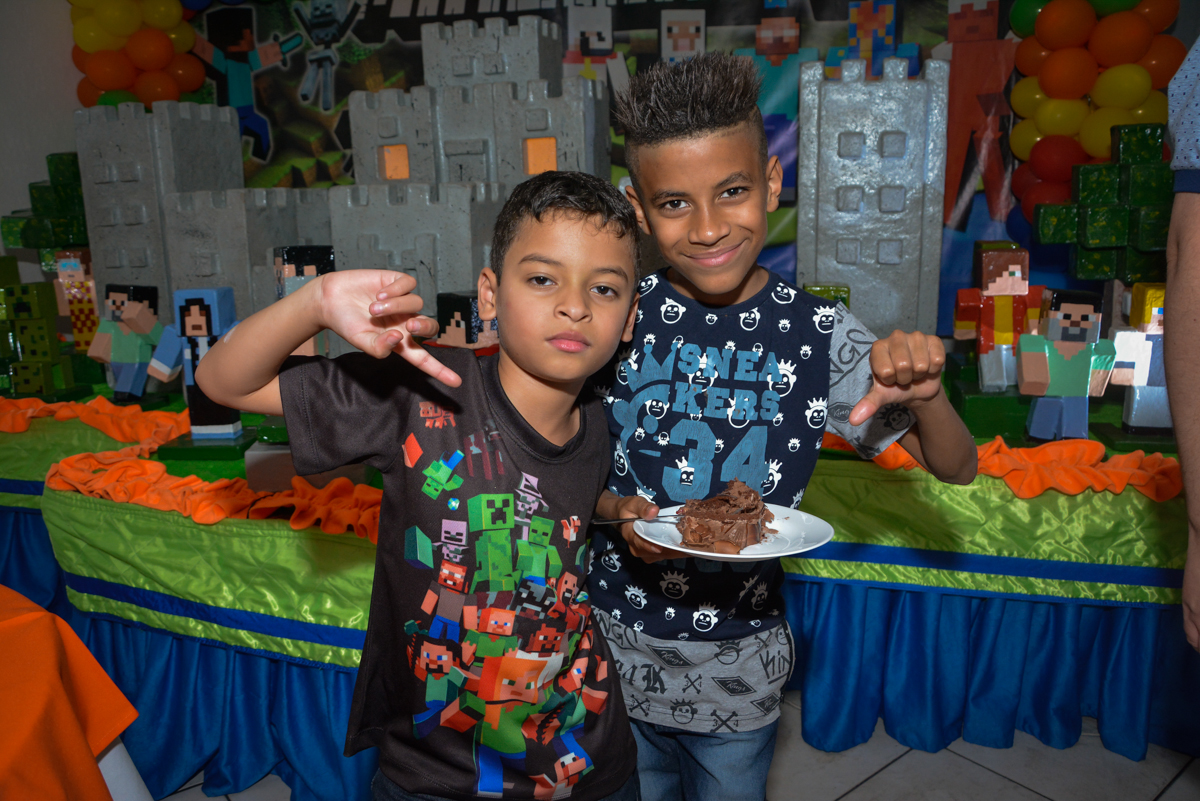 ganhador do primeiro pedaço de bolo no Buffet Fábrica da Alegria Osasco São Paulo, aniversário de Rafael 8 anos tema da festa mini craft