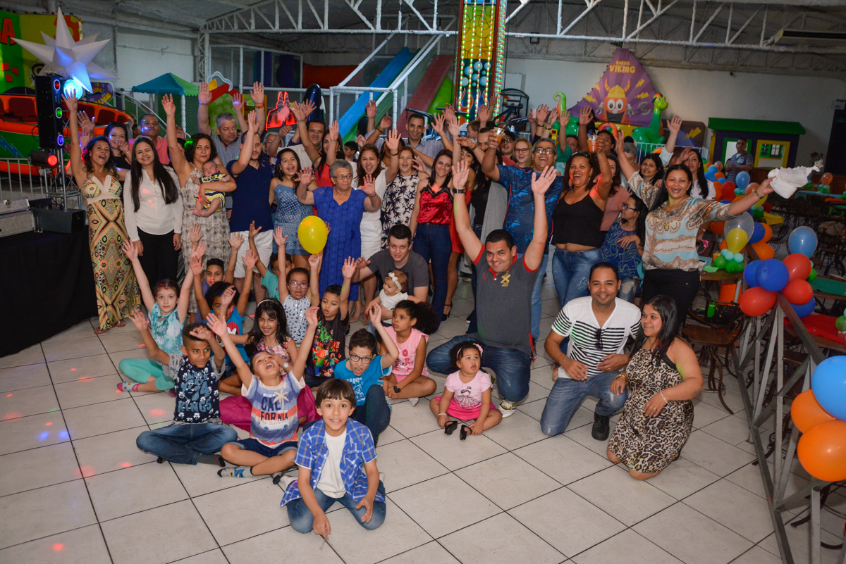 foto com todos reunidos no Buffet Fábrica da Alegria Osasco São Paulo, aniversário de Rafael 8 anos tema da festa mini craft