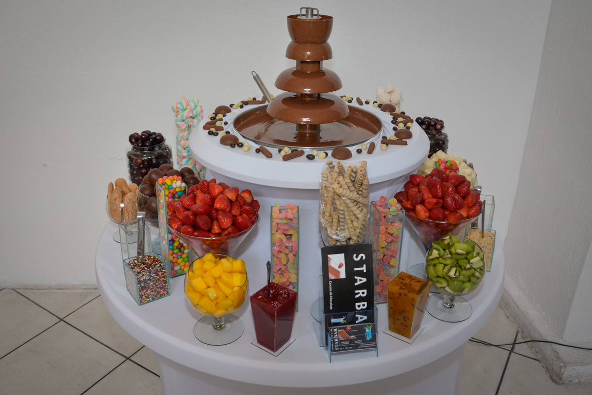 mesa de frutas no Buffet Fábrica da Alegria Osasco São Paulo, aniversário de Rafael 8 anos tema da festa mini craft