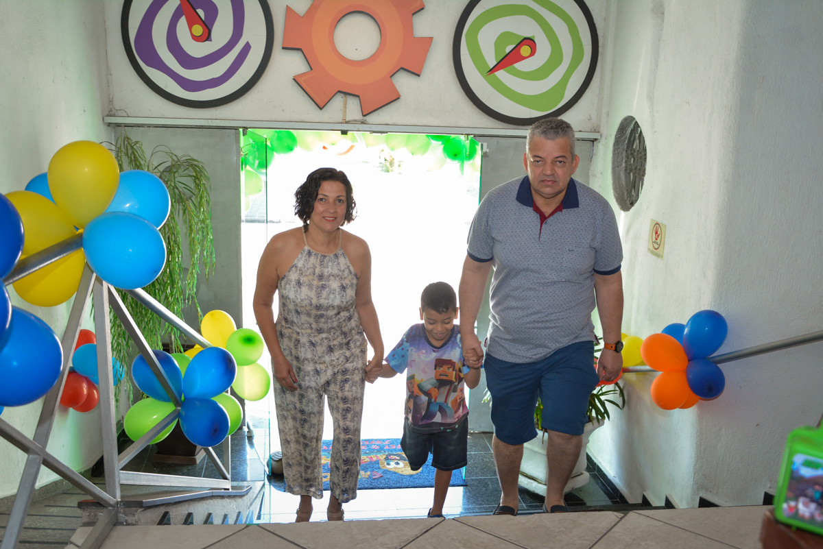 entrada da família no Buffet Fábrica da Alegria Osasco São Paulo, aniversário de Rafael 8 anos tema da festa mini craft
