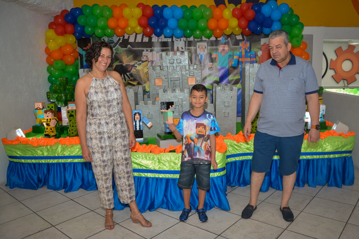 fotografia da família no Buffet Fábrica da Alegria Osasco São Paulo, aniversário de Rafael 8 anos tema da festa mini craft