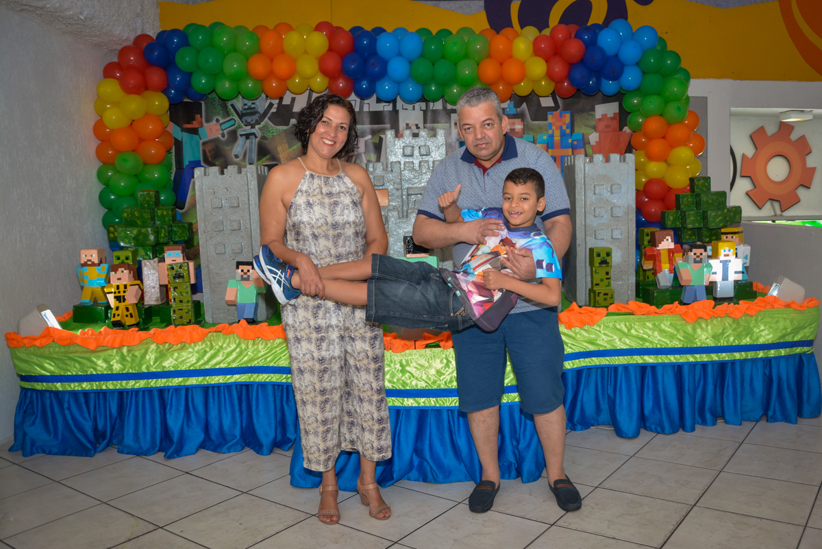 foto dos pais com o filho no Buffet Fábrica da Alegria Osasco São Paulo, aniversário de Rafael 8 anos tema da festa mini craft