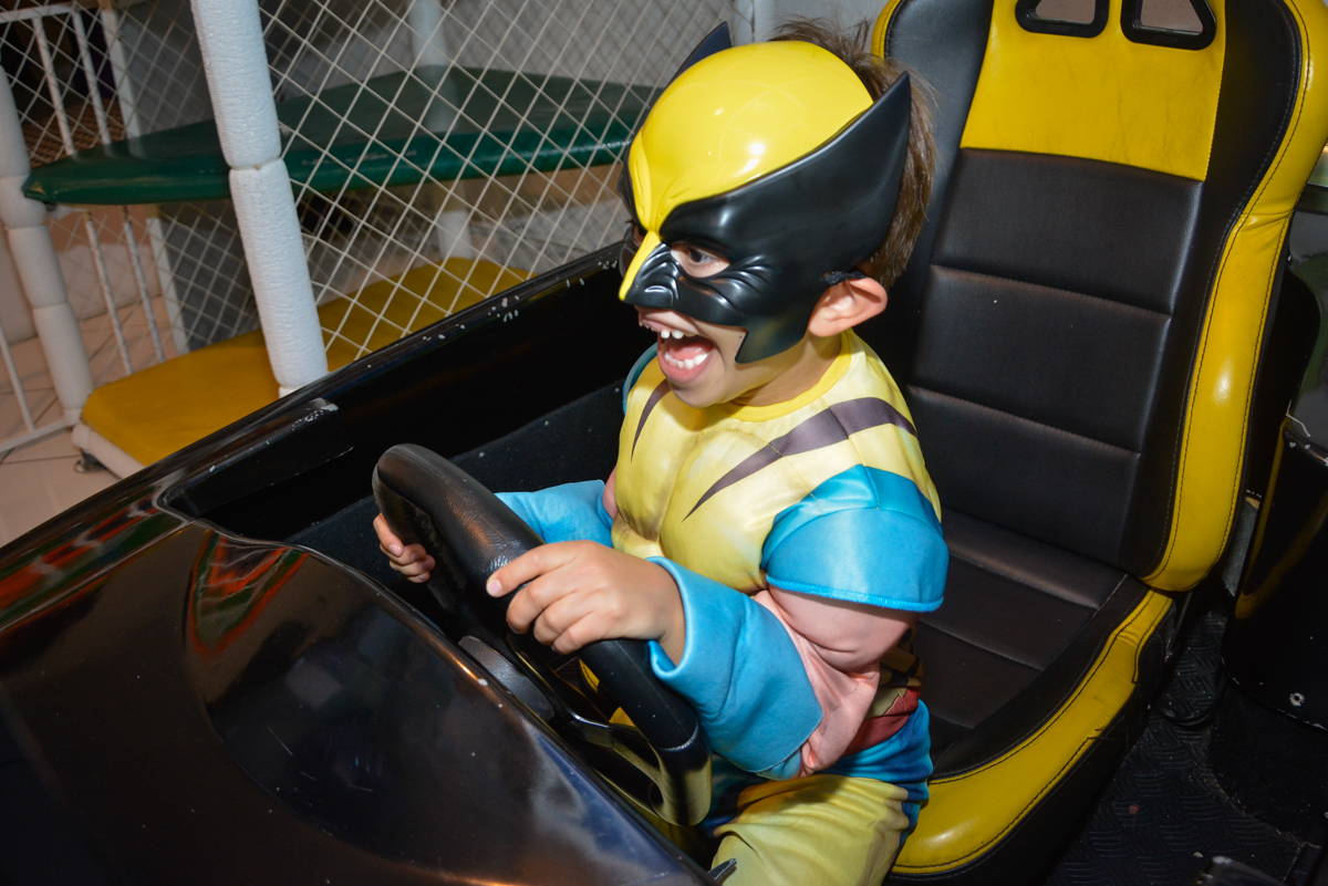 curtindo o simulador de corridas no Buffet Fábrica da Alegria, Morumbi, São Paulo, aniversário de Luis Arthur 6 anos tema da festa super herois