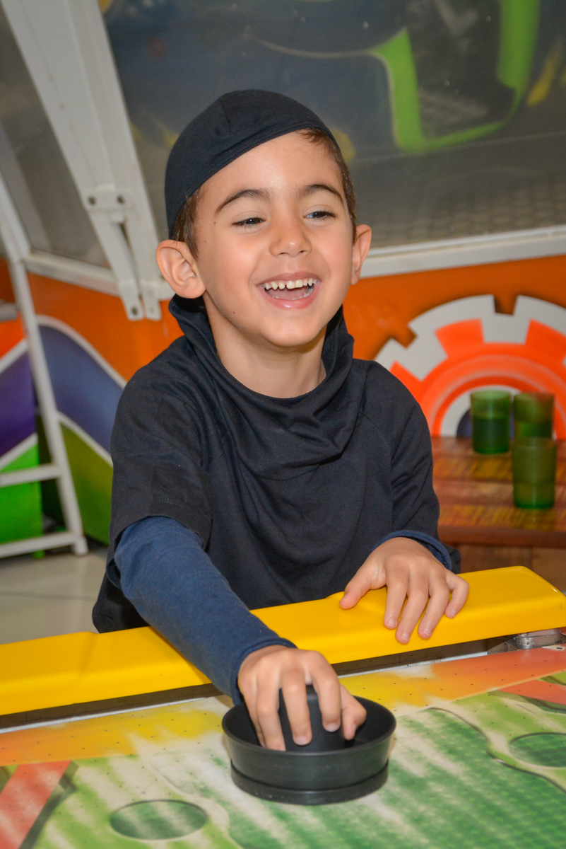 comemorando gol no Buffet Fábrica da Alegria, Morumbi, São Paulo, aniversário de Luis Arthur 6 anos tema da festa super herois