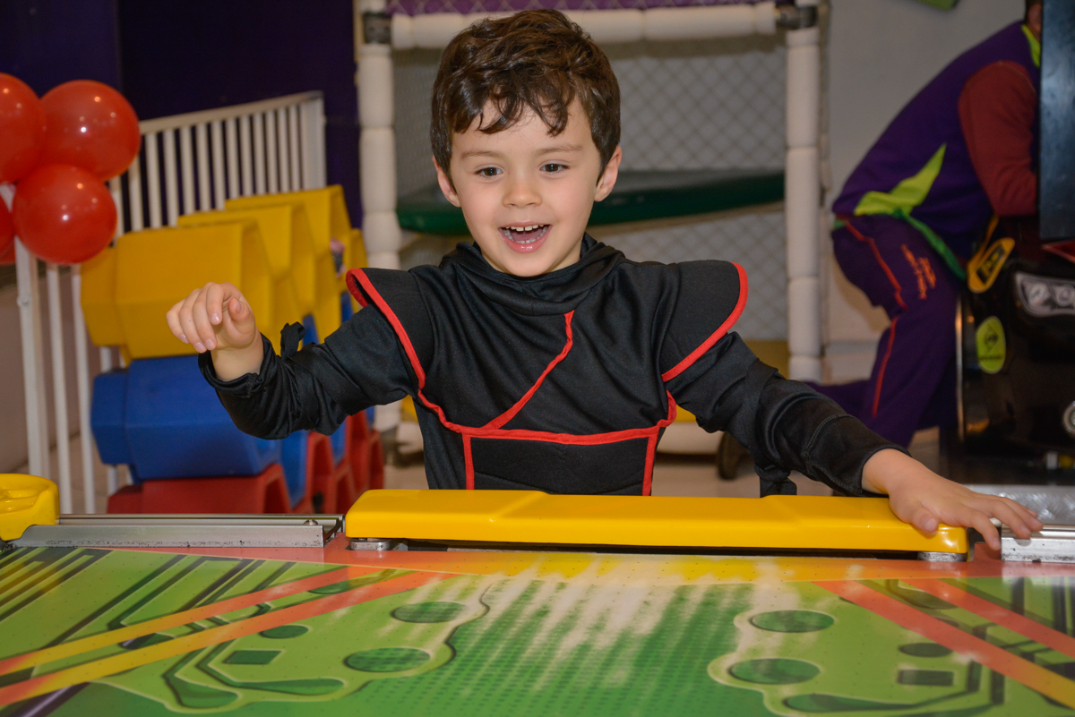 futebol de mesa divertido no Buffet Fábrica da Alegria, Morumbi, São Paulo, aniversário de Luis Arthur 6 anos tema da festa super herois
