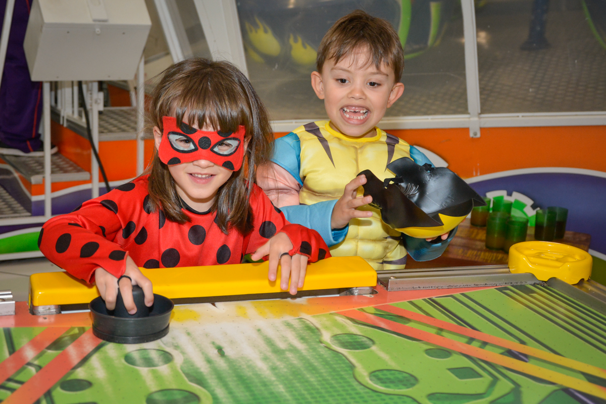 brincando de futebol com a amiga no Buffet Fábrica da Alegria, Morumbi, São Paulo, aniversário de Luis Arthur 6 anos tema da festa super herois