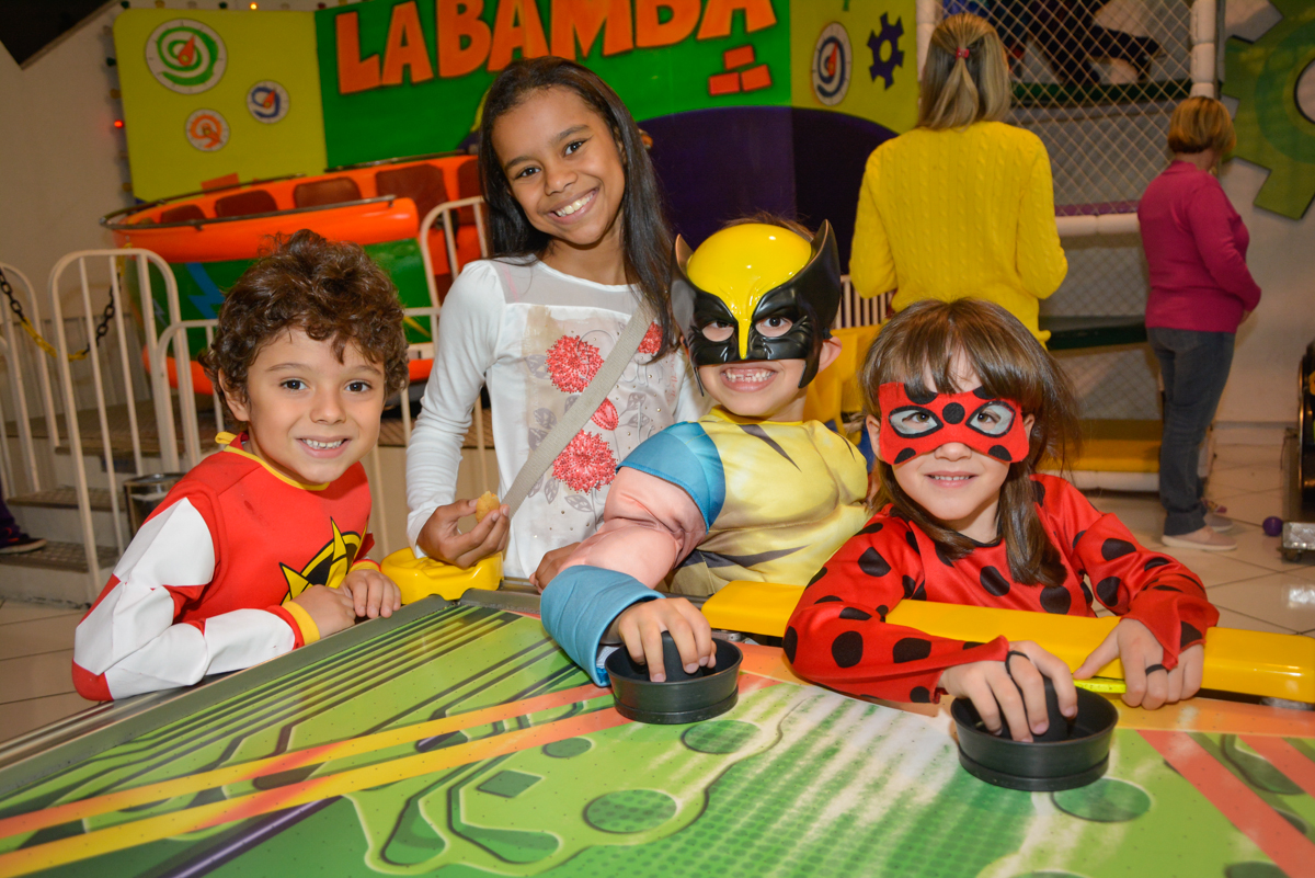 muitos gols no jogo de futebol no Buffet Fábrica da Alegria, Morumbi, São Paulo, aniversário de Luis Arthur 6 anos tema da festa super herois