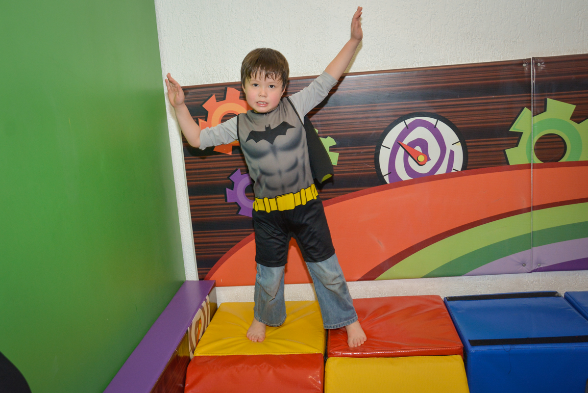 brincando na área baby no Buffet Fábrica da Alegria, Morumbi, São Paulo, aniversário de Luis Arthur 6 anos tema da festa super herois