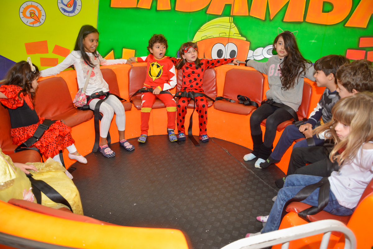 amigos reunidos brincando no labamba no Buffet Fábrica da Alegria, Morumbi, São Paulo, aniversário de Luis Arthur 6 anos tema da festa super herois