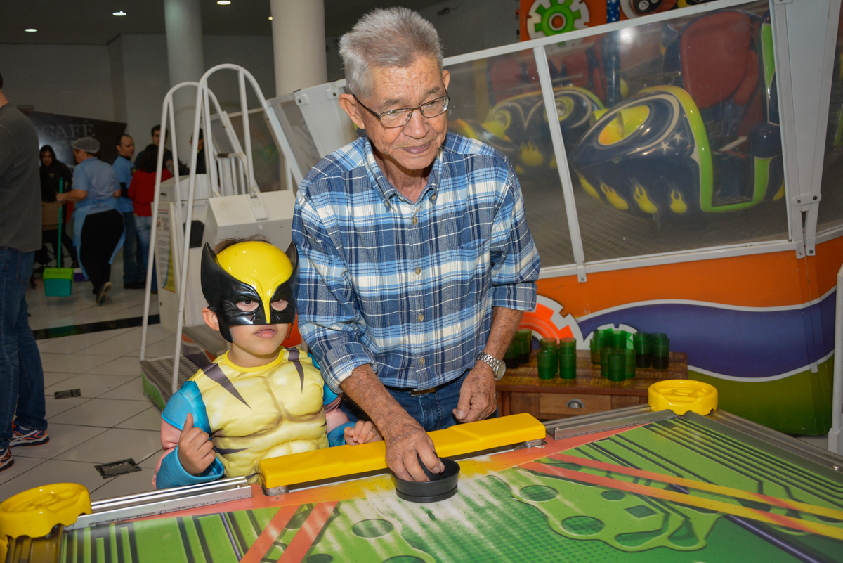 jogando futebol com vovô no Buffet Fábrica da Alegria, Morumbi, São Paulo, aniversário de Luis Arthur 6 anos tema da festa super herois