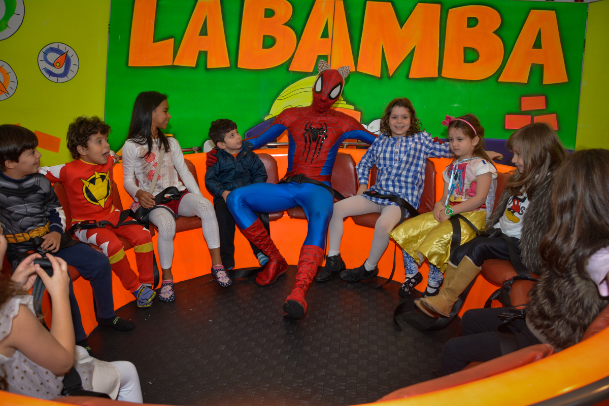 personagens dos super herois brincam no labamba no Buffet Fábrica da Alegria, Morumbi, São Paulo, aniversário de Luis Arthur 6 anos tema da festa super herois