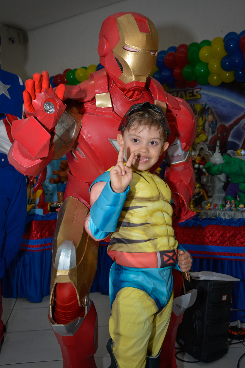 fotografia com o super herói no Buffet Fábrica da Alegria, Morumbi, São Paulo, aniversário de Luis Arthur 6 anos tema da festa super herois