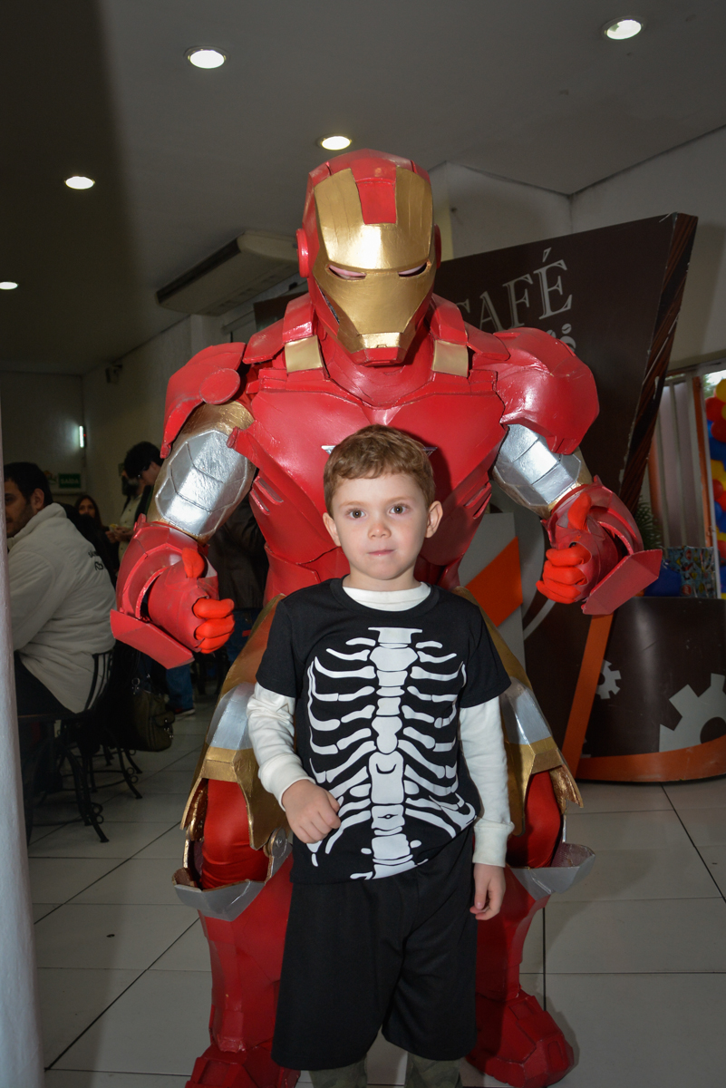 amigo é fotografado com o herói no Buffet Fábrica da Alegria, Morumbi, São Paulo, aniversário de Luis Arthur 6 anos tema da festa super herois