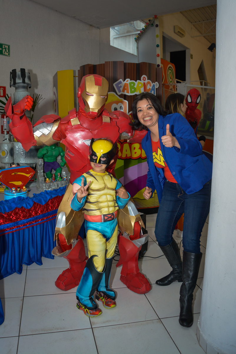 posando para a foto com o super herói no Buffet Fábrica da Alegria, Morumbi, São Paulo, aniversário de Luis Arthur 6 anos tema da festa super herois