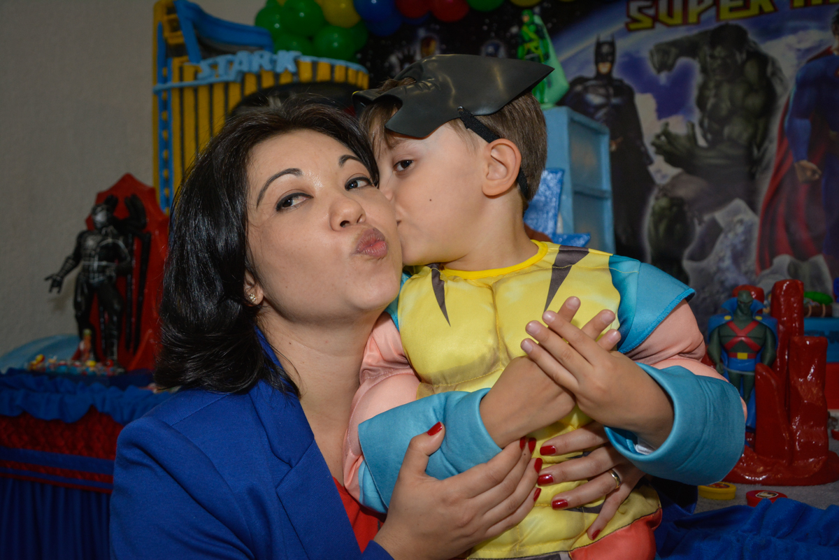 beijos de mãe e filho no Buffet Fábrica da Alegria, Morumbi, São Paulo, aniversário de Luis Arthur 6 anos tema da festa super herois