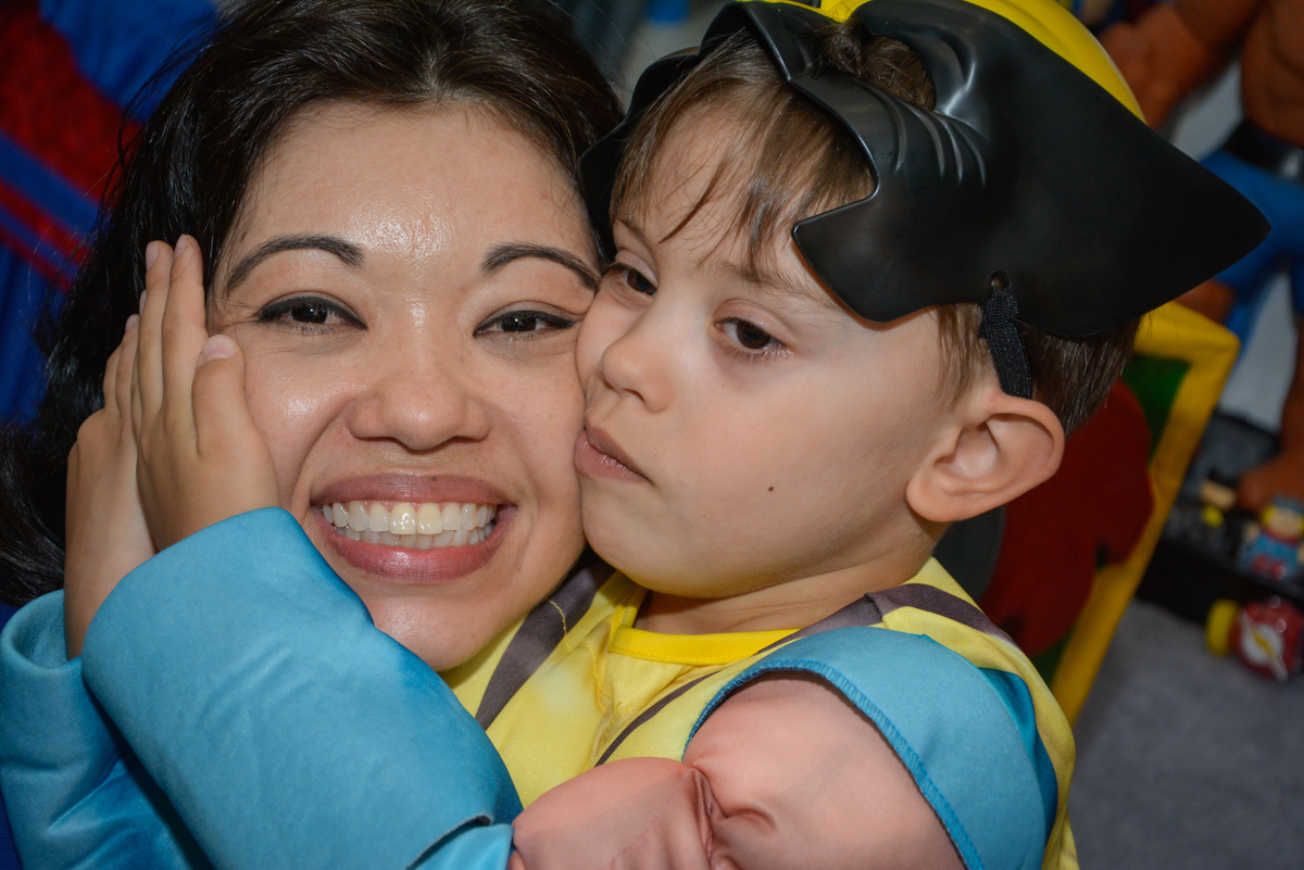 abraço gostoso no Buffet Fábrica da Alegria, Morumbi, São Paulo, aniversário de Luis Arthur 6 anos tema da festa super herois