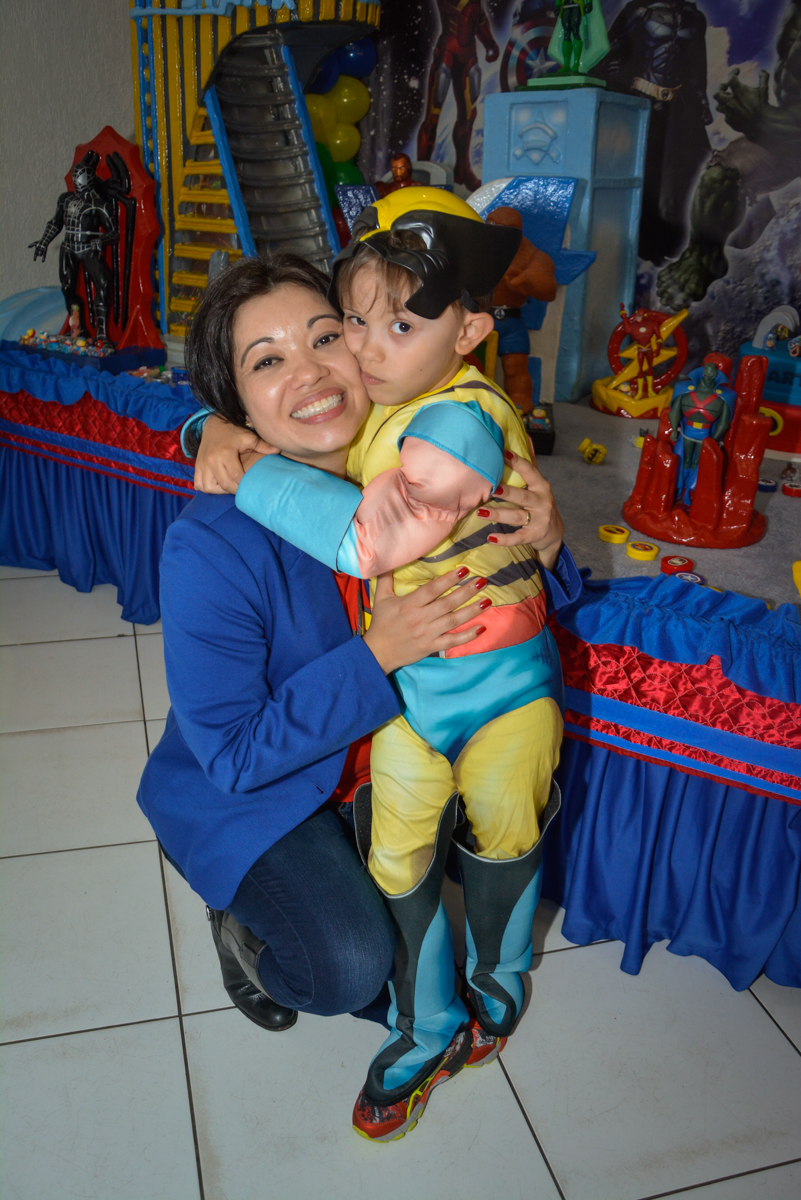 hora de carinhos no Buffet Fábrica da Alegria, Morumbi, São Paulo, aniversário de Luis Arthur 6 anos tema da festa super herois