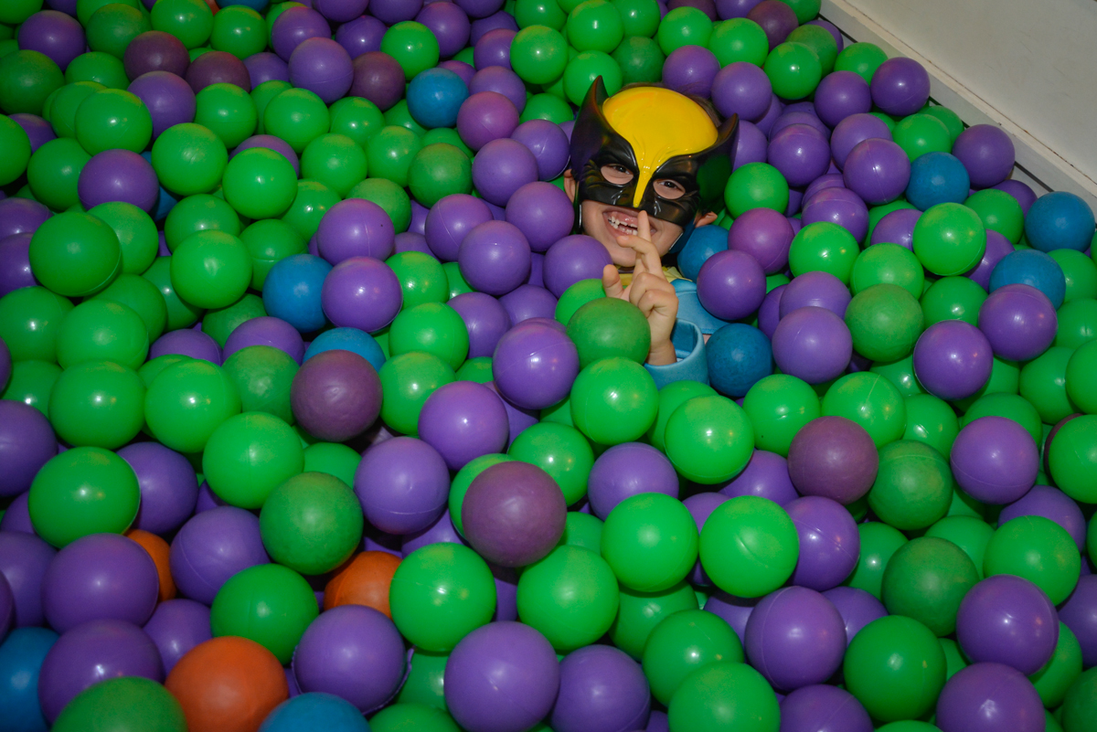 brincando na piscina de bolinha no Buffet Fábrica da Alegria, Morumbi, São Paulo, aniversário de Luis Arthur 6 anos tema da festa super herois