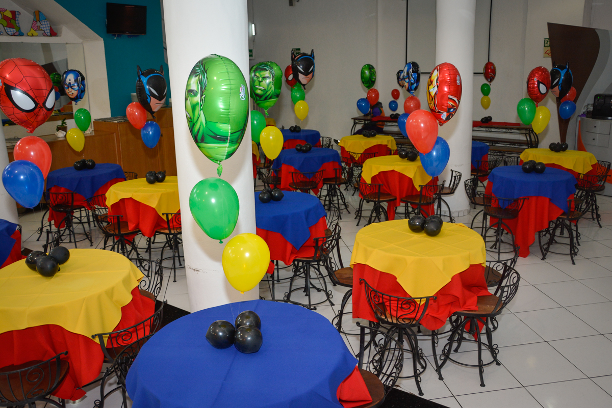 mesas do salão decorada com bexigas no Buffet Fábrica da Alegria, Morumbi, São Paulo, aniversário de Luis Arthur 6 anos tema da festa super herois