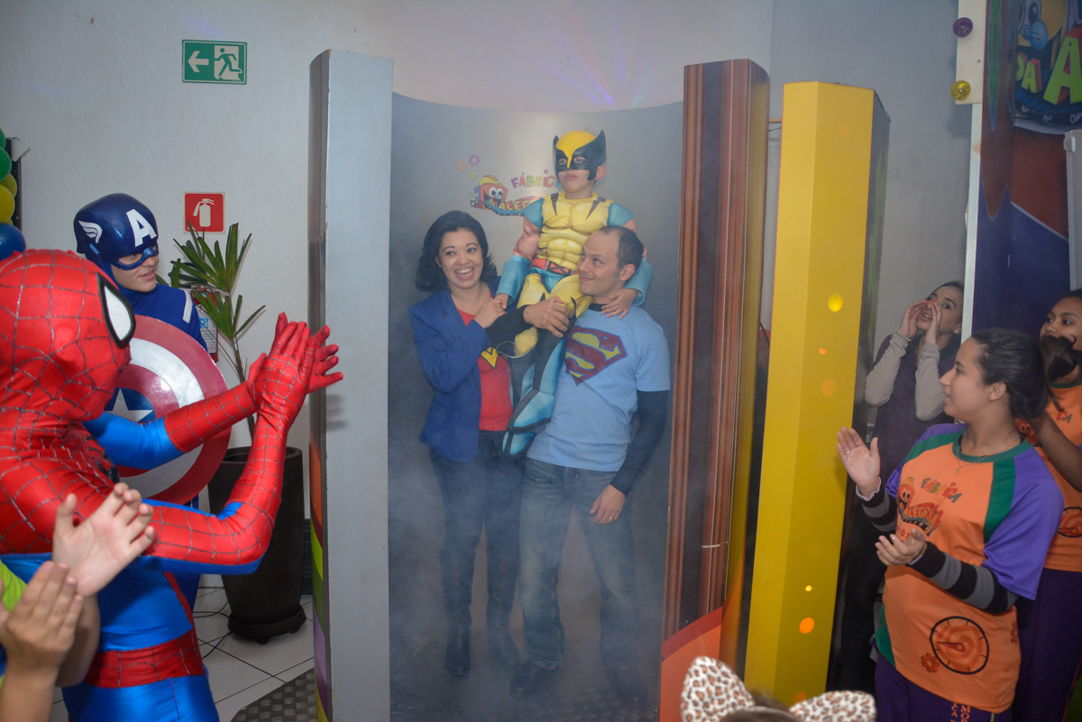 saindo da máquina do parabéns no Buffet Fábrica da Alegria, Morumbi, São Paulo, aniversário de Luis Arthur 6 anos tema da festa super herois