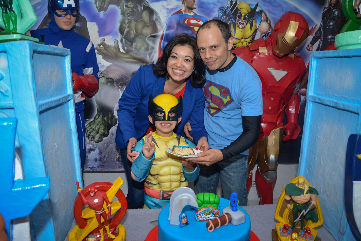 posando para a foto com o bolo no Buffet Fábrica da Alegria, Morumbi, São Paulo, aniversário de Luis Arthur 6 anos tema da festa super herois