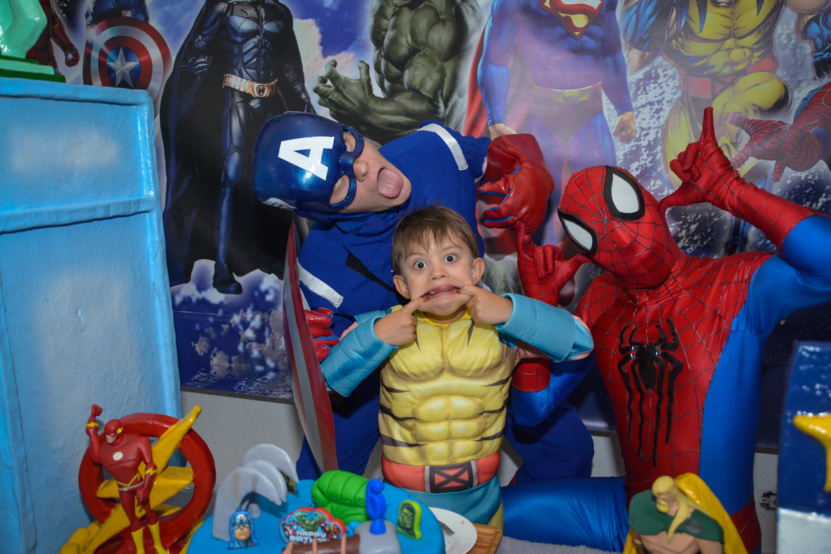 fazendo caretas para ser fotografado no Buffet Fábrica da Alegria, Morumbi, São Paulo, aniversário de Luis Arthur 6 anos tema da festa super herois