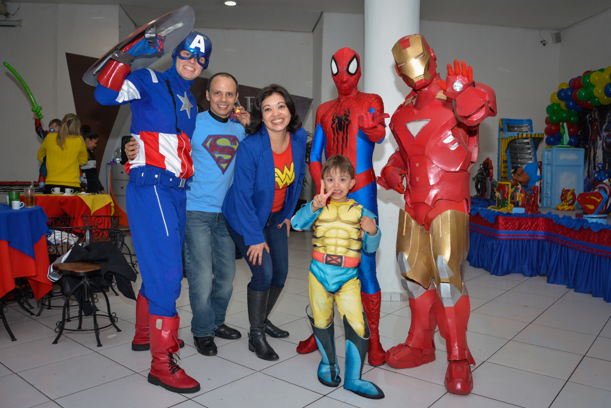 foto do final da festa no Buffet Fábrica da Alegria, Morumbi, São Paulo, aniversário de Luis Arthur 6 anos tema da festa super herois