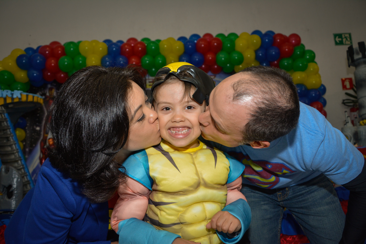 beijo sanduiche no aniversariante no Buffet Fábrica da Alegria, Morumbi, São Paulo, aniversário de Luis Arthur 6 anos tema da festa super herois