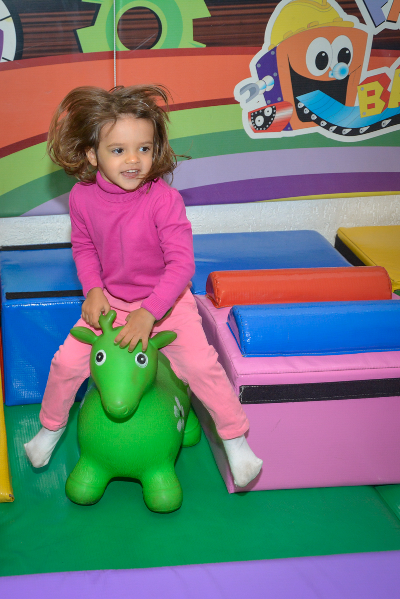 brincadeira divertida na área baby no Buffet Fábrica da Alegria, Morumbi, São Paulo, aniversário de Luis Arthur 6 anos tema da festa super herois