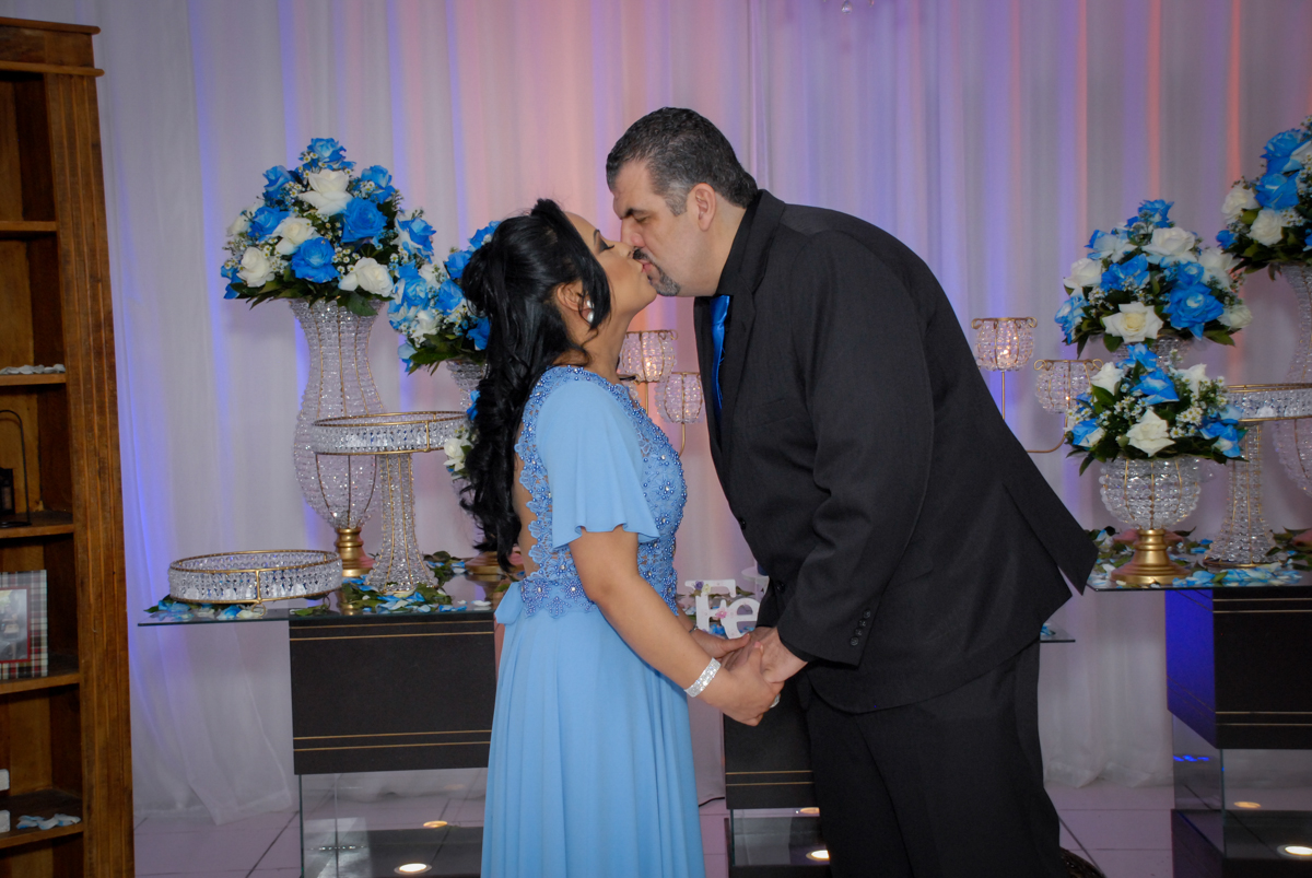 beijo do casal no buffet estrela dourada, vila sonia, sao paulo, aniversario de yone