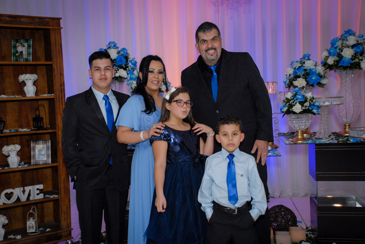 familia sendo fotografada no buffet estrela dourada, vila sonia, sao paulo, aniversario de yone