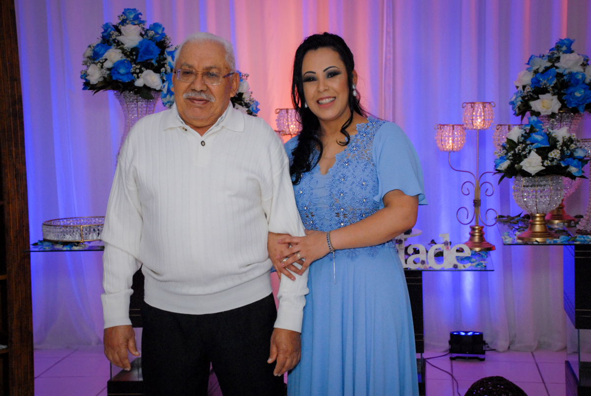 pai e filha sendo fotografados no buffet estrela dourada, vila sonia, sao paulo, aniversario de yone