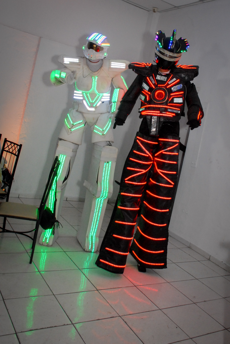 entrada dos robos no buffet estrela dourada, vila sonia, sao paulo, aniversario de yone