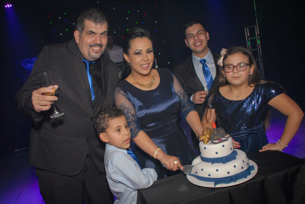 cortando o primeiro pedaço de bolo no buffet estrela dourada, vila sonia, sao paulo, aniversario de yone