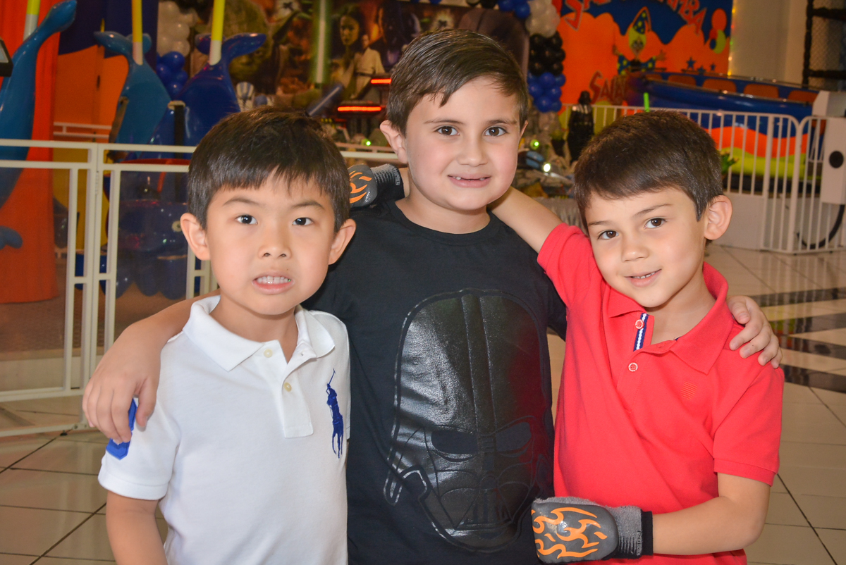 recebendo os amigos em sua festa no Buffet Salakaboom, Ipiranga, São Paulo, aniversário de Jonathan 7 anos, tema da festa Star Wars