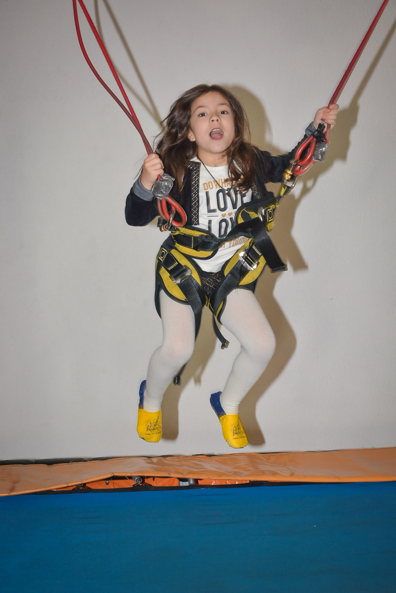 brincando na cama elástica no Buffet Salakaboom, Ipiranga, São Paulo, aniversário de Jonathan 7 anos, tema da festa Star Wars