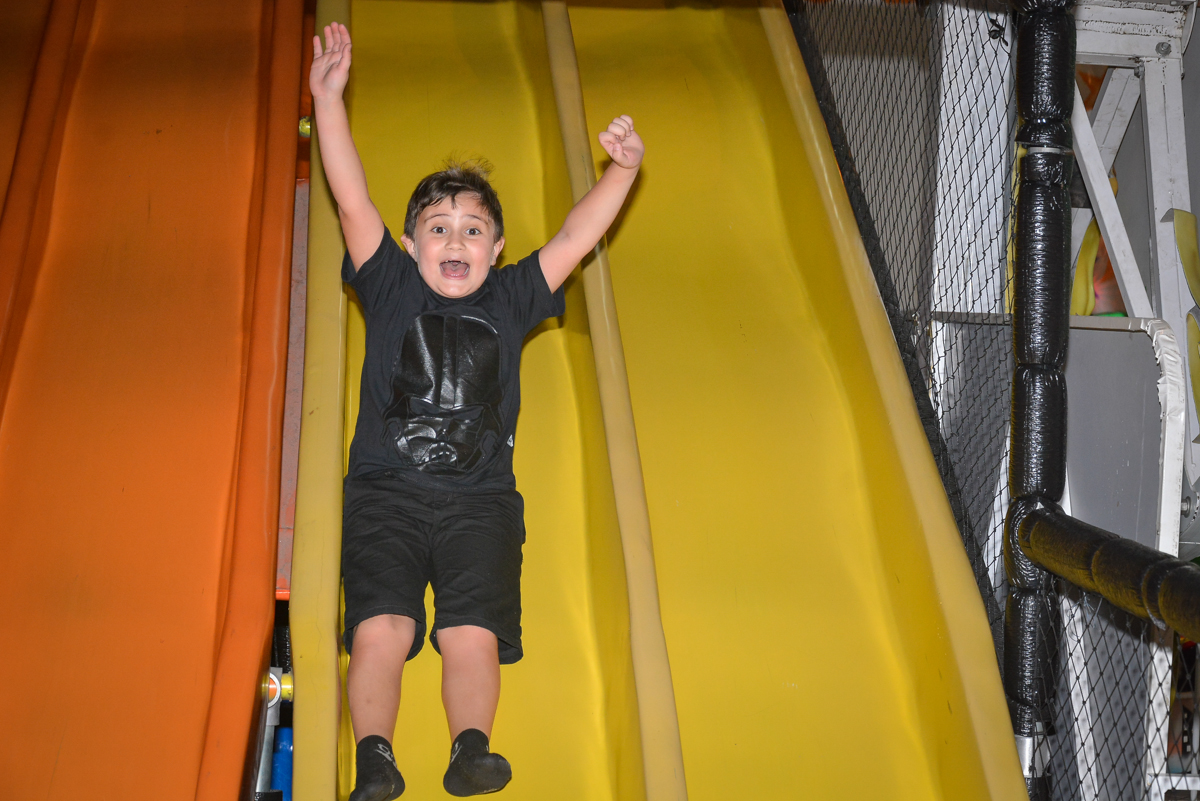 brincadeira divertida no escorregador no Buffet Salakaboom, Ipiranga, São Paulo, aniversário de Jonathan 7 anos, tema da festa Star Wars