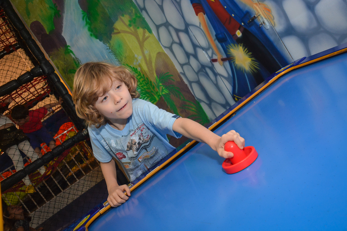 brincando com futebol de mesa no Buffet Salakaboom, Ipiranga, São Paulo, aniversário de Jonathan 7 anos, tema da festa Star Wars