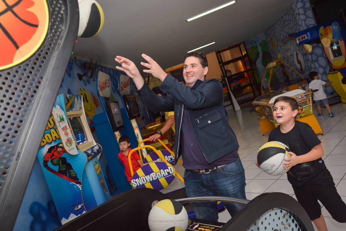 jogo de basquete bol no Buffet Salakaboom, Ipiranga, São Paulo, aniversário de Jonathan 7 anos, tema da festa Star Wars