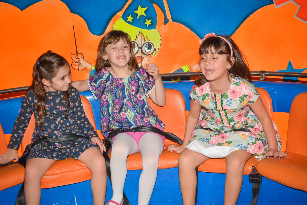 As crianças curtem o labamba no Buffet Salakaboom, Ipiranga, São Paulo, aniversário de Jonathan 7 anos, tema da festa Star Wars